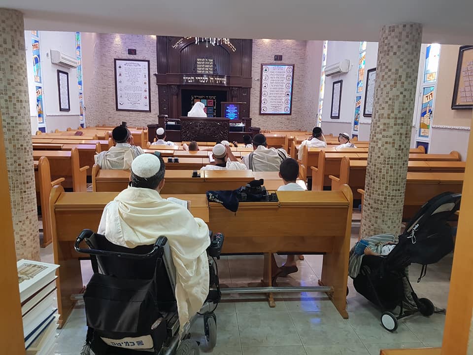 בתפילה בבית הכנסת. רוצה חיים נורמליים לו ולמשפחתו (צילום: פייסבוק אישי)